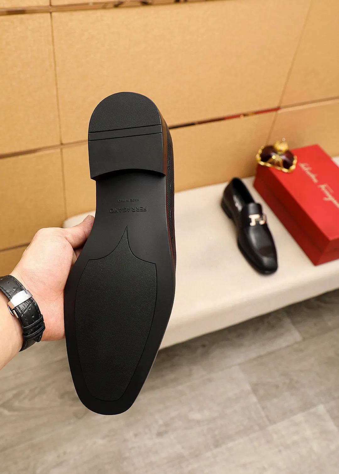 Men's shoes 💰460 💐 Product trademark: Ferragamo "Ferragamo" casual leather shoes Regular size: 38-44 (45.46🉑️customized) Product materials: Selected imported first-layer cowhide embossed upper + luxury hardware buckle, imported water-dyed cowhide leather lining. Strong three-dimensional visual effect, original rubber outsole Color: 1⃣️color optional